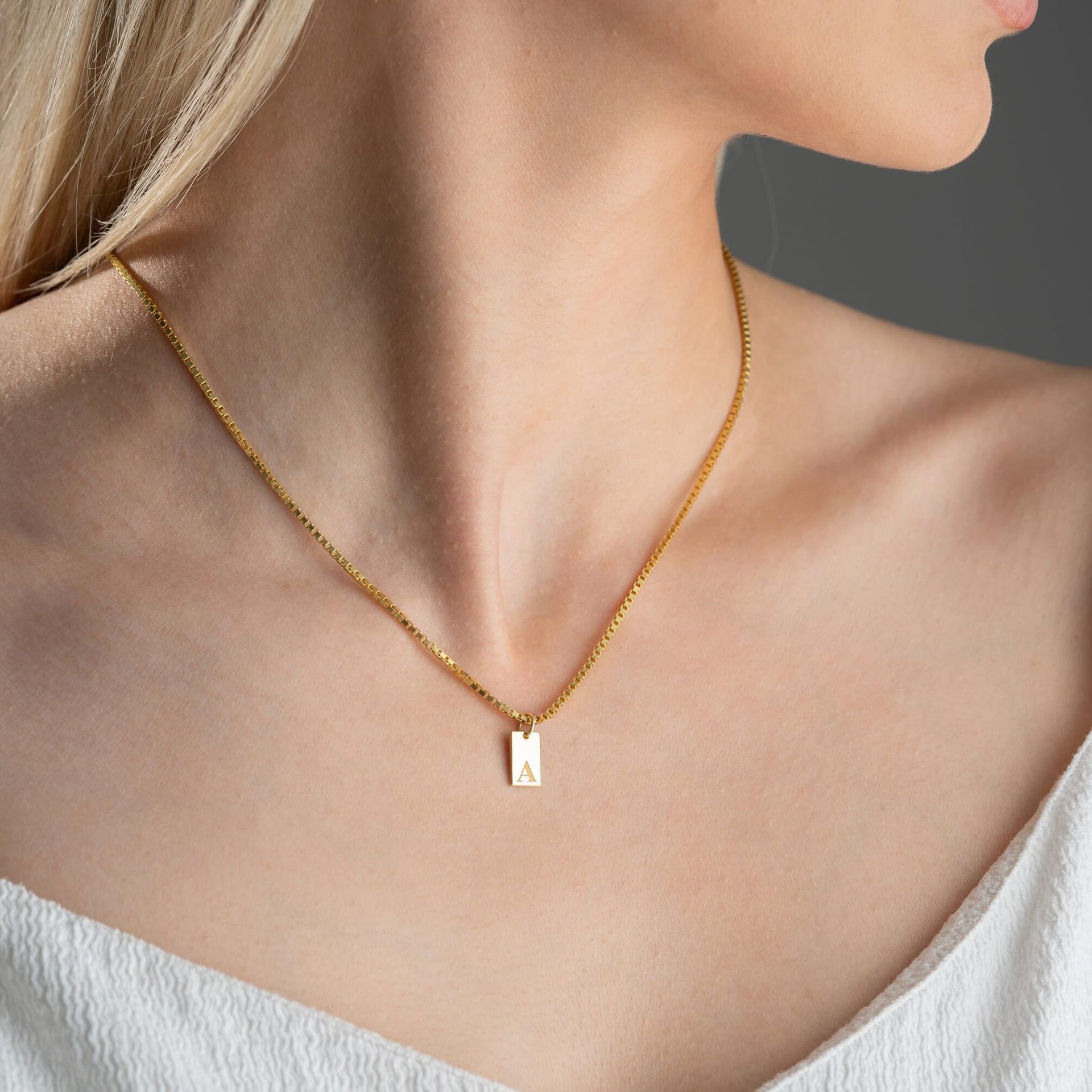 Pequeno quadrado 26 letras ini - Initial Letter Necklace 18K Gold avaliação e preço